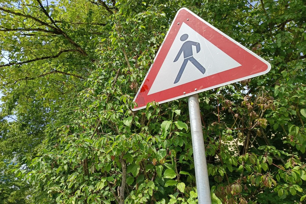 Schild "Achtung Fußgänger" an der Ohmstraße. (Foto: Peter Marwan)