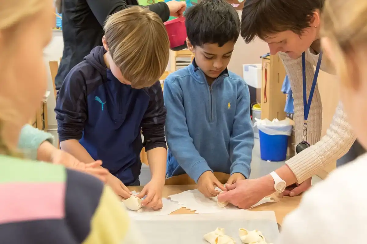Ganztagsbetreuung (Bild erstellt von Helmut Göbel mit Hilfe von ChatGPT)