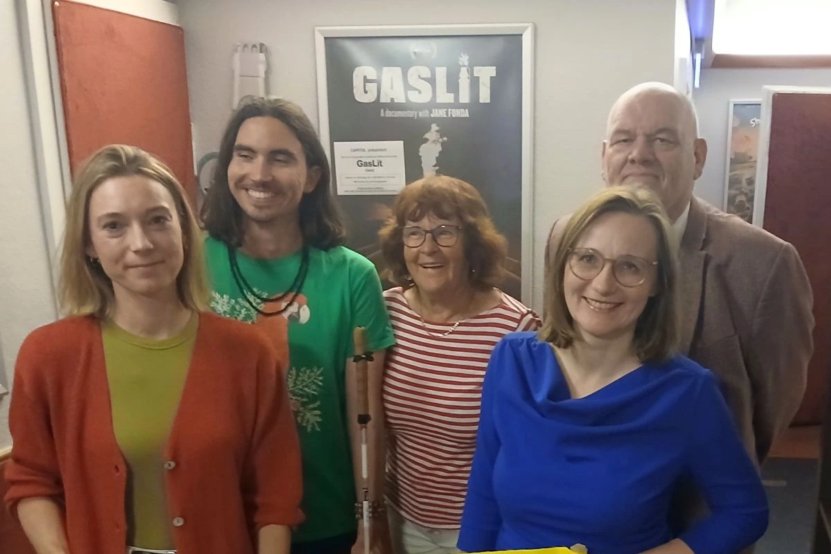 Fünf Personen auf einem Gruppenbild im Eingang des Capitol Kino Lohhof (Foto: Bündnis 90/Die Grünen Unterschleißheim)
