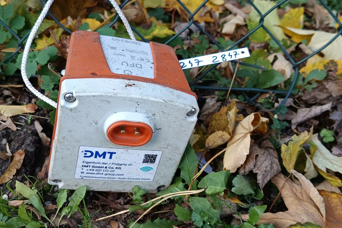 Geophone: Grau-orangener-Würfel mit einer Art Stecker auf der Vorderseite.