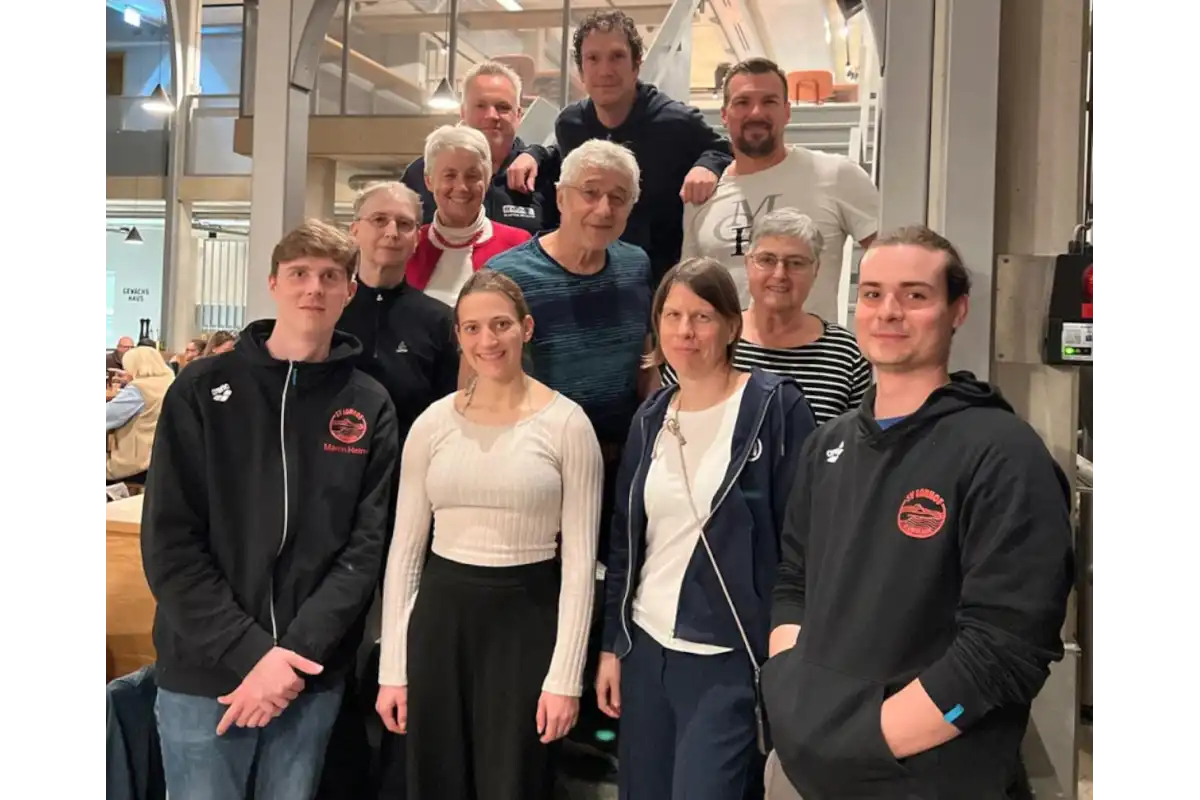 Bild vorne links nach hinten: Martin Heine, Lea Wommelsdorf, Kathrin Franell, Johannes Bick, Rita Bick, Dieter Schildgen, Sabine Riedel, Brigitte Weinzierl, Ingolf Lein, Frank Clar, Sebastian Riedel (Foto: SV Lohhof, Abt. Schwimmen)