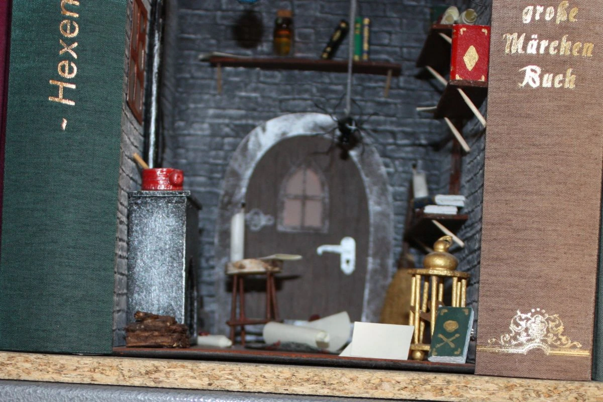 Detailaufnahme eines Book Nook mit dem Thema "Hexenküche" von „Herz & Tinte Papeterie“ (Foto: Peter Marwan)