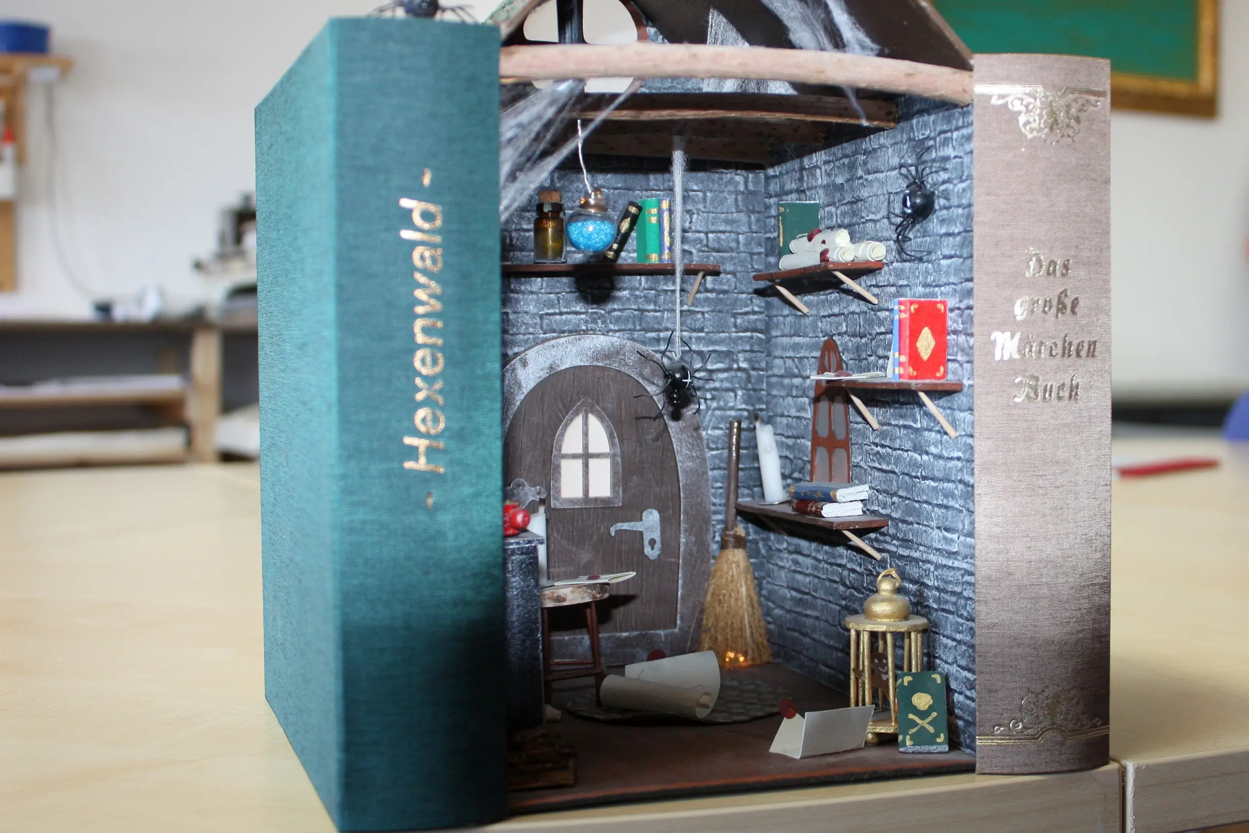 Book Nook mit Blick in eine Hexenwohnung (Foto: Peter Marwan)