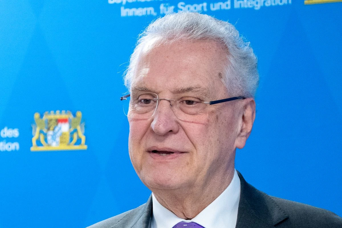 Bayerns Innenminister Joachim Herrmann bei einer Pressekonferenz (Foto: BayStMI)