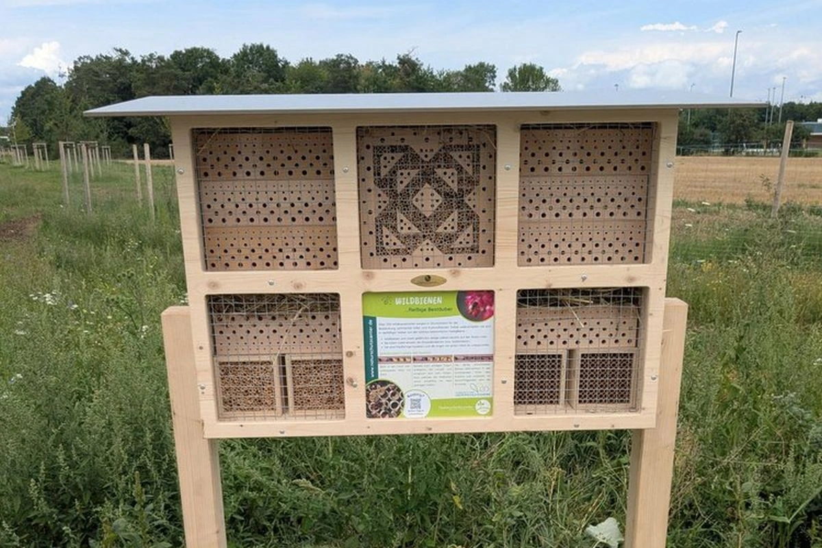 Eines der neuen Insektenhotels bei der Ausgleichfläche Lohhof Süd (Foto: Stadt Unterschleißheim)