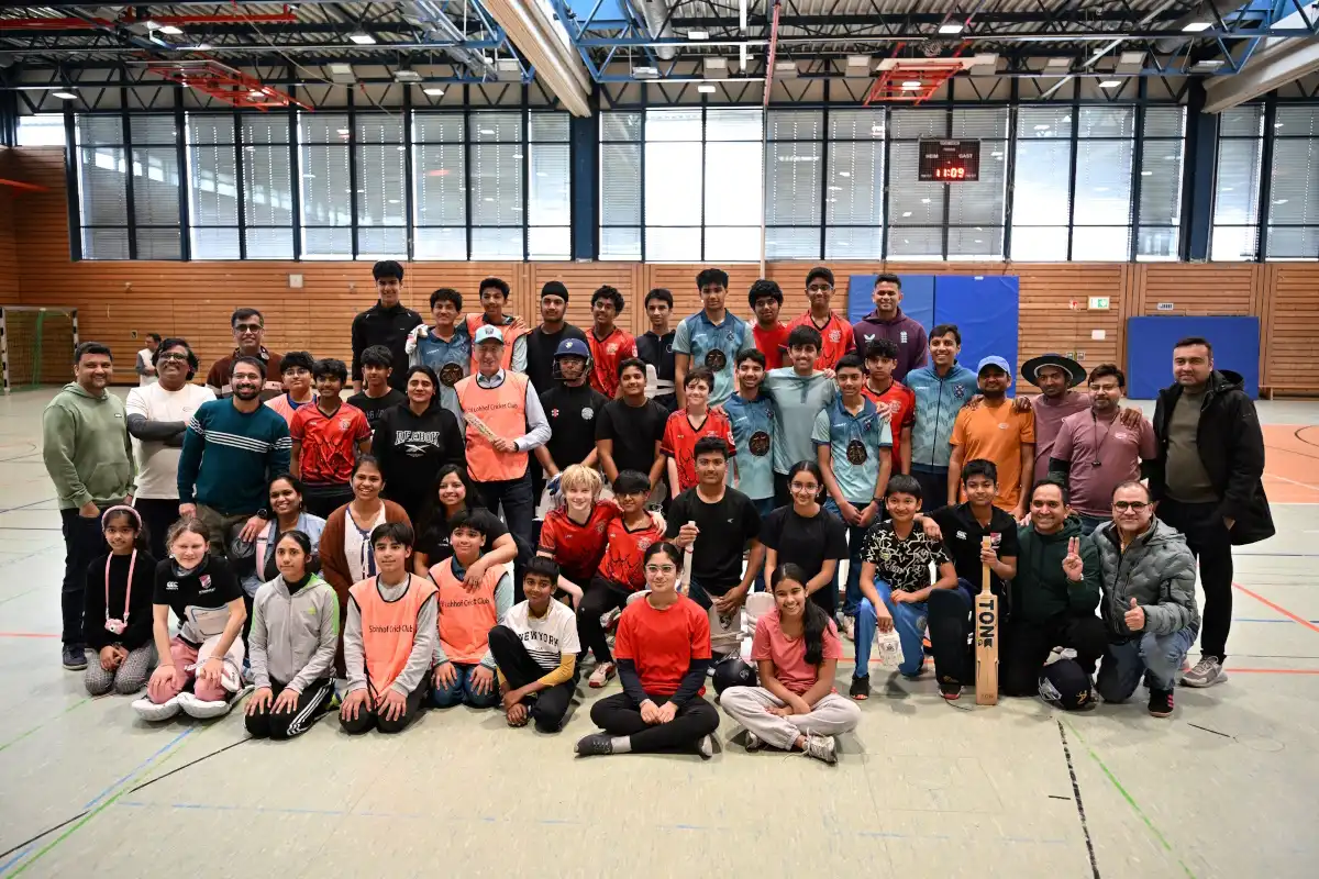 Teilnehmer Jugend Cricket Turnier mit Bürgermeister Christoph Böck und Frau Akther Jahan Khan (Foto: Stefan Schneiders)