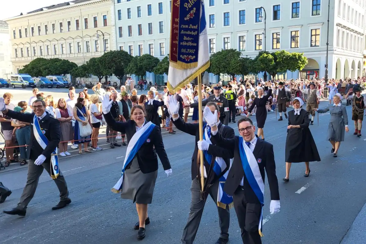 Eine Fahnenabordnung der Wasserwacht Lohhof beim Wiesnumzug 2025 · Foto: Wasserwacht Lohhof
