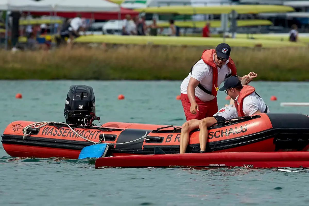 Eine gekenterte Ruderin wird von der Bootsmannschaft gerettet. Das Zielboot bei Regatten hat die meisten Einsatzzahlen, da die Athleten oftmals völlig erschöpft und über ihre Grenzen hinaus ins Ziel kommen und dabei kollabieren · Foto: Wasserwacht Lohhof