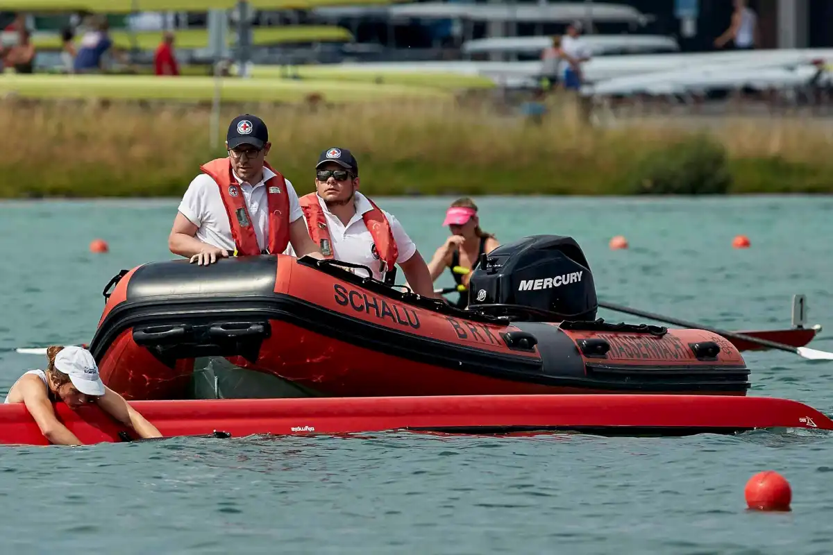 Das Zielboot mit dem Namen „Schalu“ ist auf dem Weg zu einer Rettung einer gekenterten Ruderin (Bild 10). Diese ist vermutlich aufgrund von Erschöpfung kollabiert und in ihrem wackeligen 1er Ruderboot gekentert · Foto: Wasserwacht Lohhof