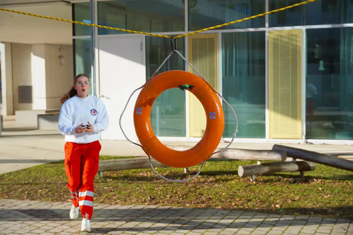 Ein Jungmitglied der Ortsgruppe bei dem Jugendwettbewerb der Münchner Wasserwachten. Dieser findet einmal im Jahr statt und besteht nicht nur aus (Rettungs-)Schwimmen, sondern auch besonderen Herausforderungen, wie das Fliegen einer Drohne. Foto: Wasserwacht München