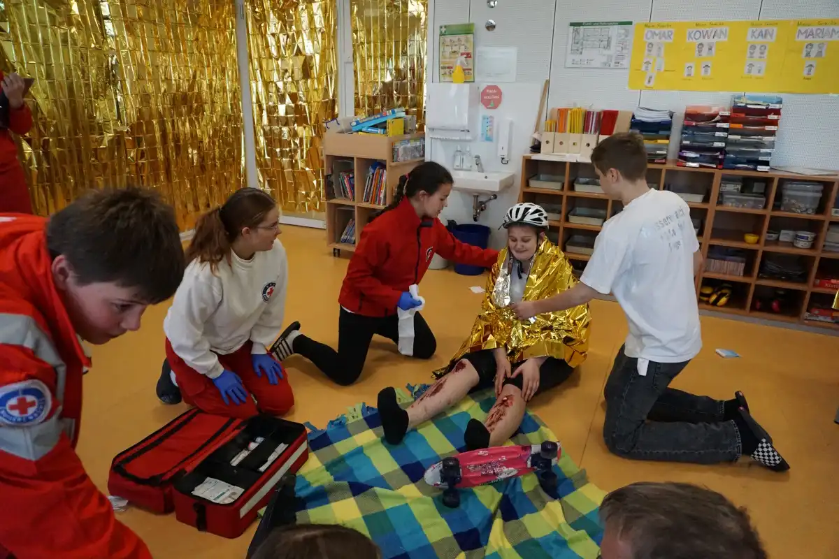 Bei dem Jugendwettbewerb geht es auch um Erste Hilfe Maßnahmen. Hier wird eine Mime – eine verletzte Fahrradfahrerin – von unserer Jugendwasserwacht versorgt. Foto: Wasserwacht München