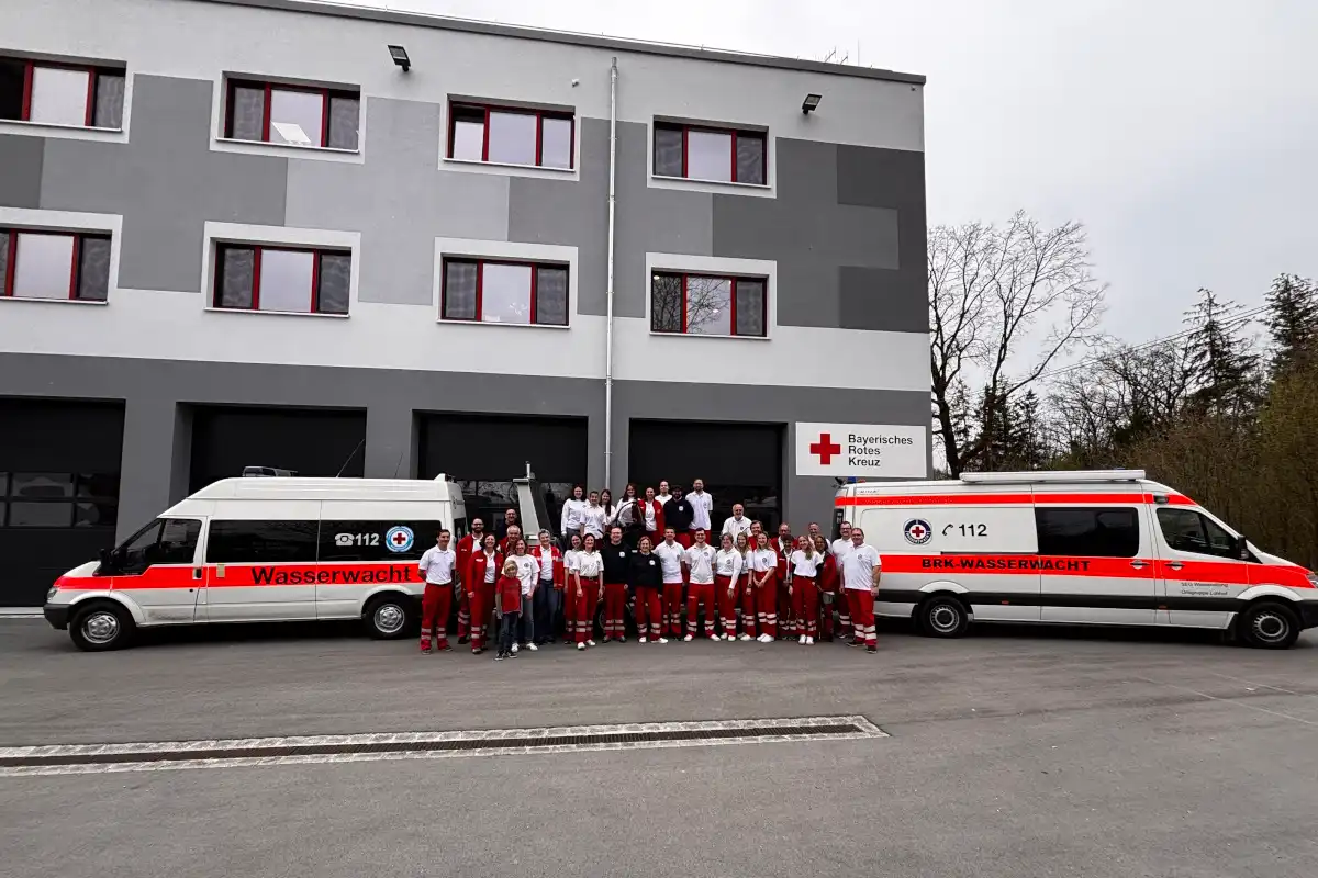 Die aktive Mannschaft der Wasserwacht Lohhof bei ihrer Aktivenversammlung (Jahreshauptversammlung) bei der Bereitschaft Unterschleißheim mit dem neuen Boot. Bei der Aktivenversammlung werden Neuerungen bekannt gegeben und in die nächste Sommersaison gestartet. Foto: Wasserwacht Lohhof