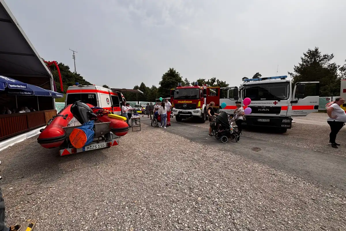 Beim Unterschleißheimer Volksfest präsentieren sich die Blaulichtorganisationen beim Kindertag (Feuerwehr, BRK, Polizei und Wasserwacht) · Foto: Wasserwacht Lohhof