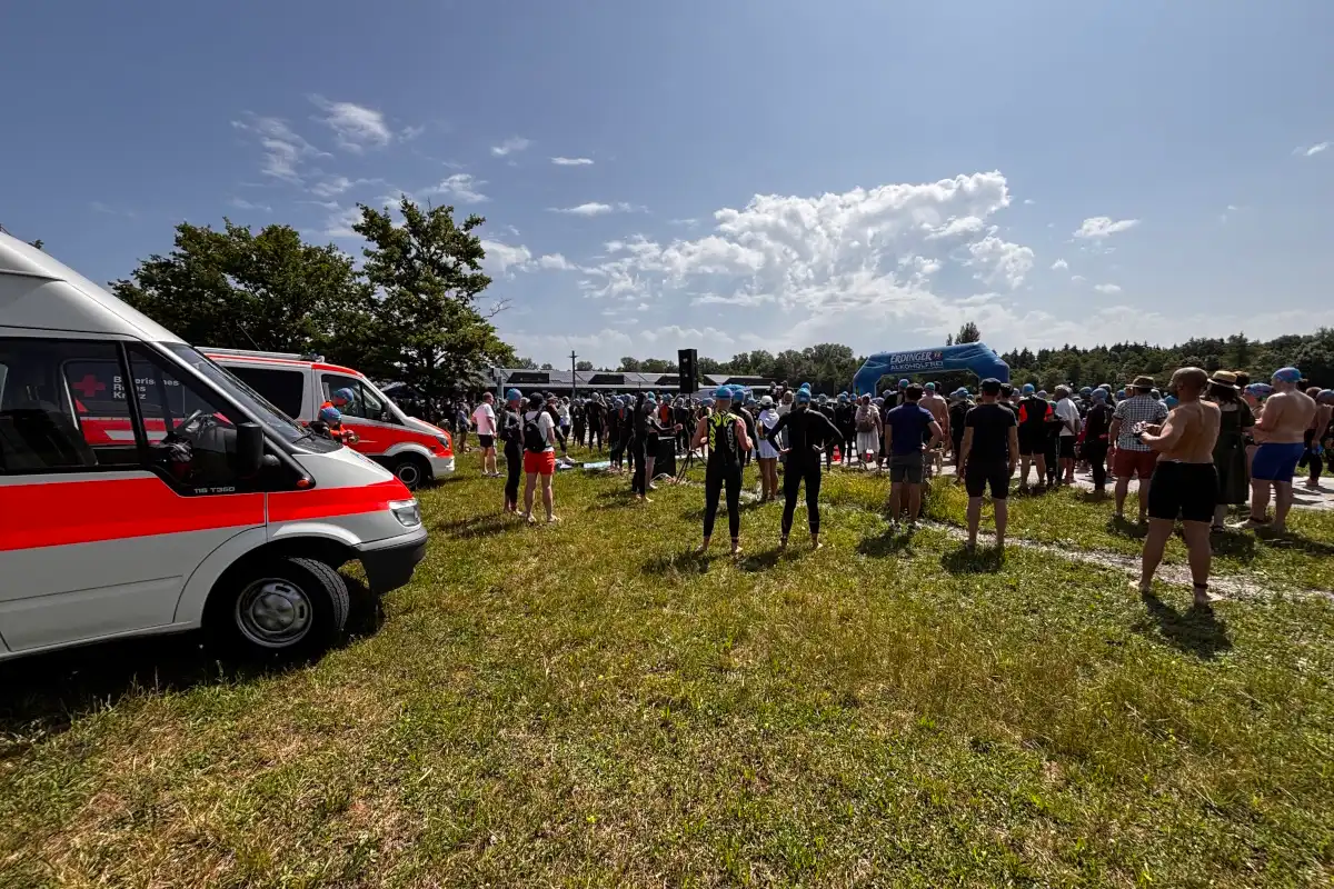 Beim jährlichen Langstreckenschwimmen an der Ruderregatta sichern wir die Teilnehmer wasserrettungstechnisch und medizinisch gemeinsam mit der BRK Bereitschaft ab · Foto: Wasserwacht Lohhof