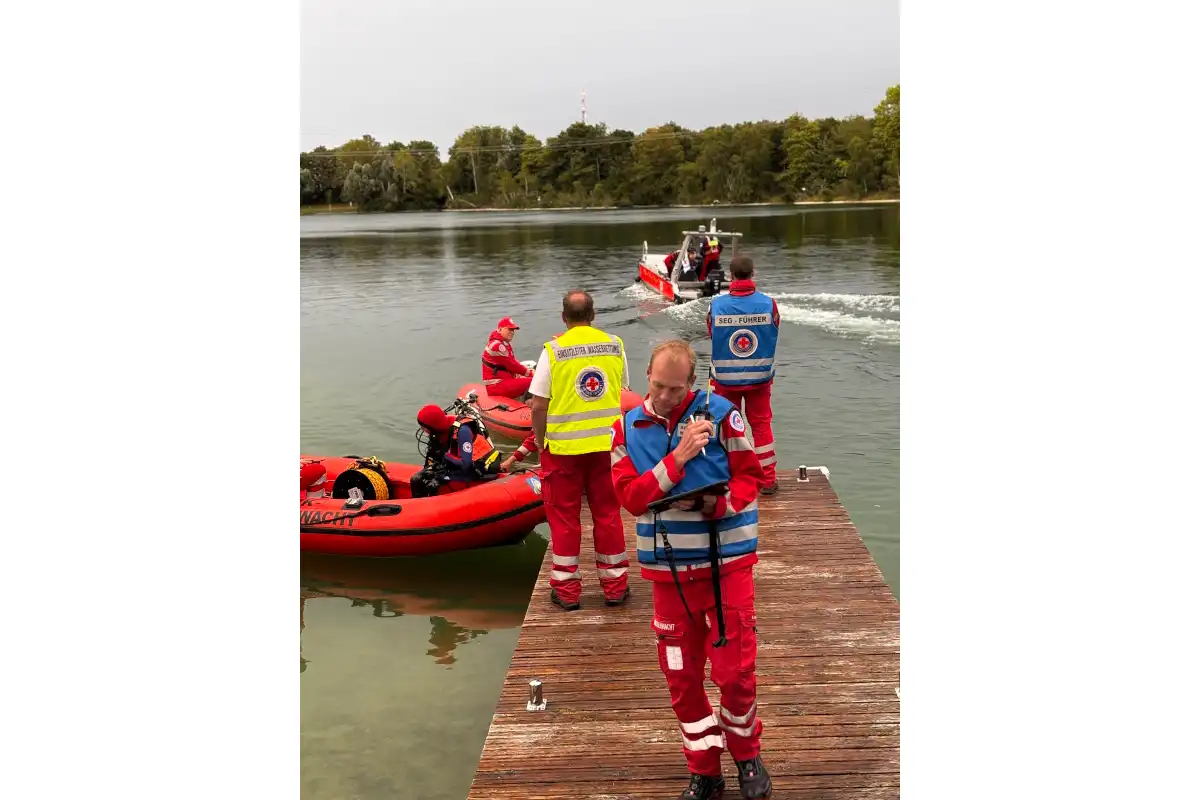 Eine Einsatzübung der Münchner SEGen (Schnelleinsatzgruppen) und FFU am Unterschleißheimer See zeigt eindrucksvoll wie viele Akteure bei einem Notfall miteinander agieren · Foto: Wasserwacht Lohhof