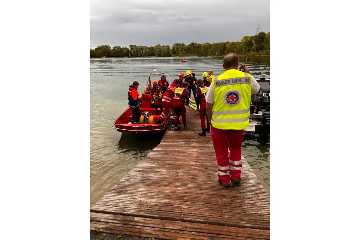 Eine Einsatzübung der Münchner SEGen (Schnelleinsatzgruppen) und FFU am Unterschleißheimer See zeigt eindrucksvoll wie viele Akteure bei einem Notfall miteinander agieren · Foto: Wasserwacht Lohhof