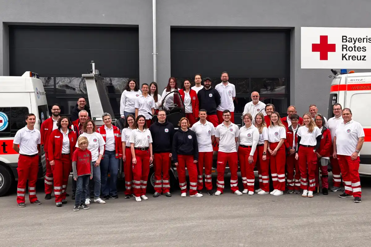 Die aktive Mannschaft der Wasserwacht Lohhof bei ihrer Aktivenversammlung (Jahreshauptversammlung) bei der Bereitschaft Unterschleißheim mit dem neuen Boot. Bei der Aktivenversammlung werden Neuerungen bekannt gegeben und in die nächste Sommersaison gestartet. Foto: Wasserwacht Lohhof