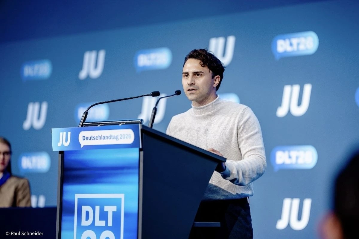 Jan Kämmerer am Rednerpult vor Aufstellwand mit Logo der Jungen Union.