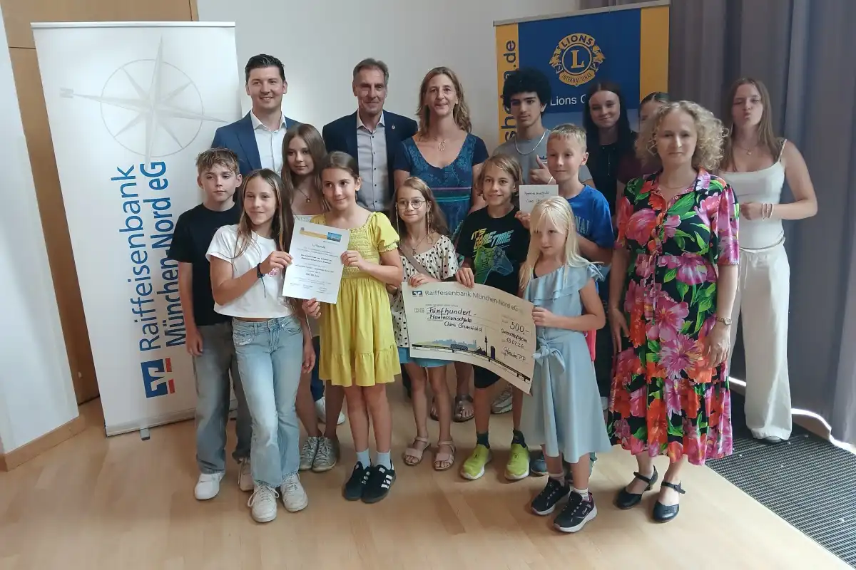 Gruppe 4 - "Wir sorgen für eine saubere Umwelt und sammeln den Müll auf" - die Schüler:innen des Edith-Stein-Hortes Unterschleißheim. Foto: Helmut Göbel