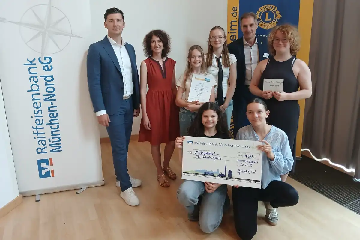 Gruppe 8- "Street Piano" - Schüler:innen der Kunstgruppe der Therese-Giehse-Realschule. Foto: Helmut Göbel