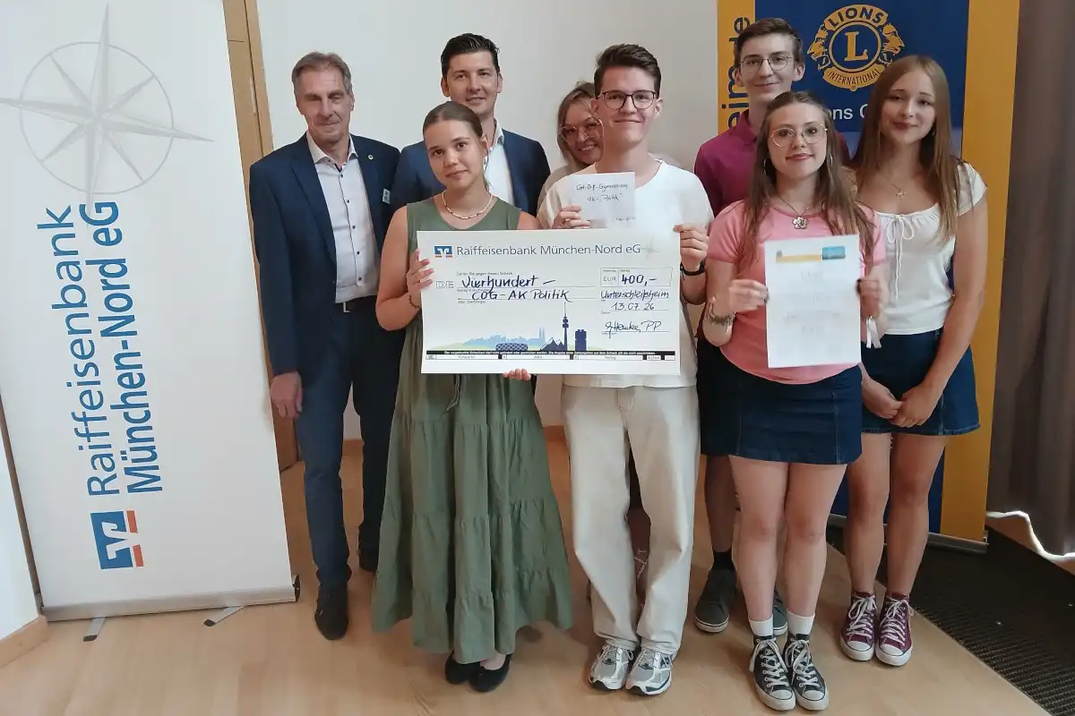 Gruppe 9 - "Demokratie - Wie funktioniert das? Möglichkeiten der politischen Teilhabe" - Schüler:innen AK-Politik am Carl-Orff-Gymnasium. Foto: Helmut Göbel