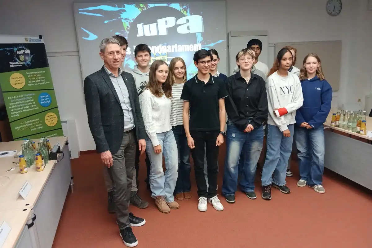 Das neu gewählte Jugendparlament der Stadt Unterschleißheim bei der konstituierenden Sitzung mit Bürgermeister Christoph Böck. (Foto: Helmut Göbel)