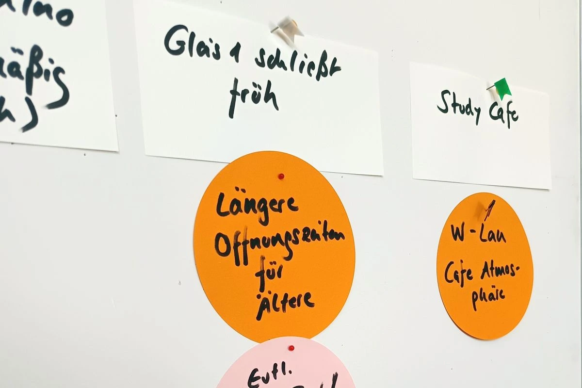 Foto einer Pinwand mit Ideen und Vorschlägen der ersten Jugendversammlung in Unterschleißheim. (Foto: Peter Marwan)