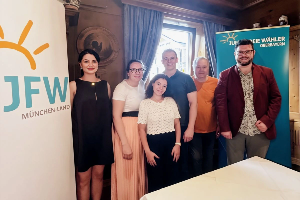 Der neue Kreisvorstand der Jungen Freien Wähler München-Land nach seiner Wahl zusammen mit Florian Lichtenstern, Bezirksvorsitzender der Jungen Freien Wähler, und Martin Reichart, stellvertretender Kreisvorsitzenden der Freien Wähler (Bild: Junge Freie Wähler München Land)