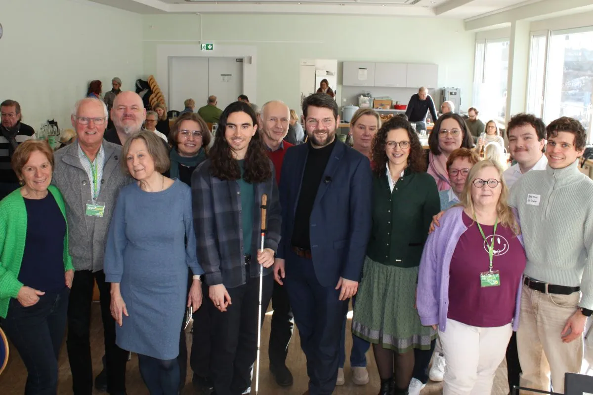 Kandidatinnen und Kandidaten von Bündis 90 / Die Grünen für Stadtrat und Kreistag zusammen mit dem Landtagsabgeordneten Johannes Becher und Landratskandidatin Marion Seitz (Bild: Peter Marwan)
