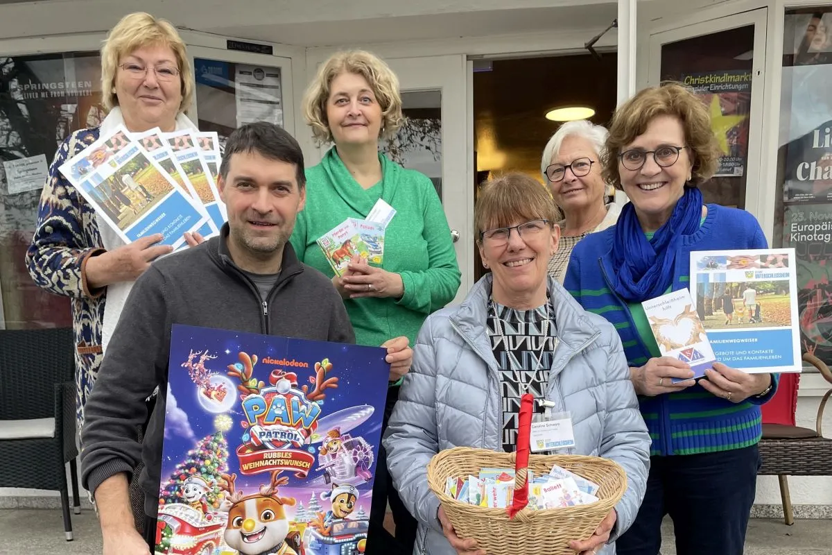 Der Beirat für Soziales und Familie der Stadt Unterschleißheim (vertreten durch Gina Hanke, Kathrin Ungar, Caroline Schwarz, Maria Spies und Marlis Krimm) zusammen mit Stefan Stefanov vom Capitol Kino Lohhof (Bild: Stadt Unterschleißheim)