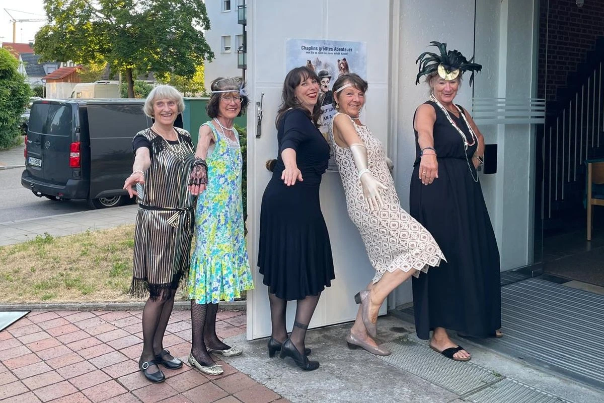 Pfarrerin Mirjam Pfeiffer und ihr Team von der evangelischen Kirchengemeinde im 1920er-Jahre-Outfit (Foto: Veranstalter)
