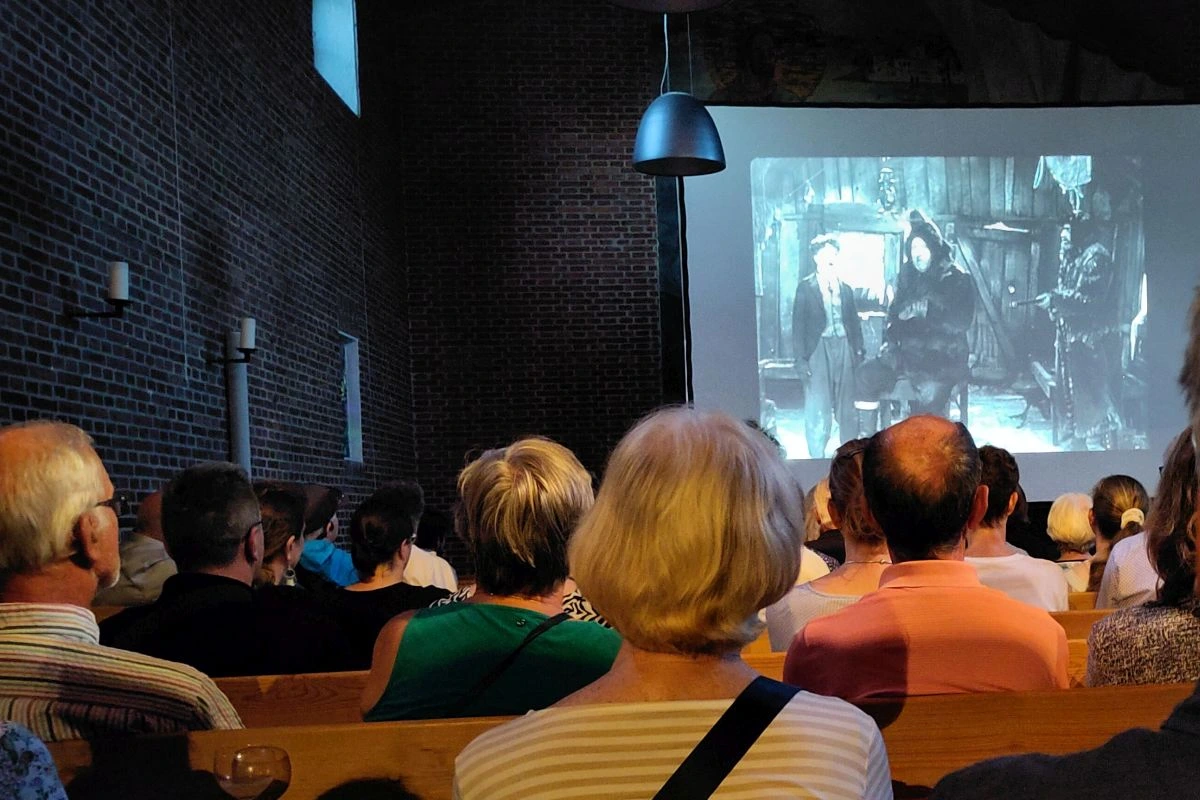 Die Genezareth-Kirche war bei der Stummfilmvorführung mit Musikbegleitung ebenso gut gefüllt, wie die Goldgräberstädte zur Blutezeit des Goldrausches (Foto: Veranstalter)