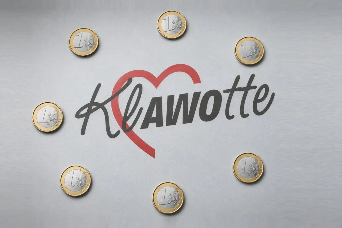 Schritzug "Klawotte" mit ein Euro-Münzen drumherum. (Fotos und Bearbeitung: Ushel.news)