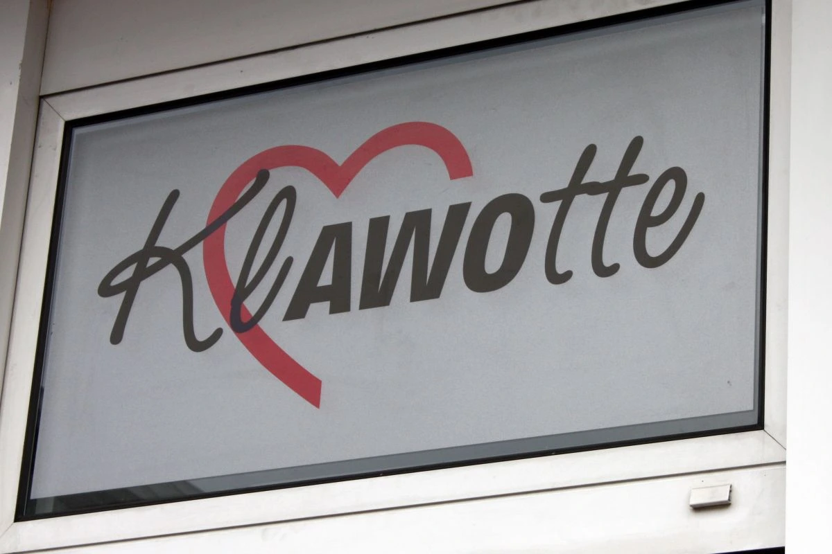 Schild "Klawotte" über dem Eingang des Sozialkaufhauses