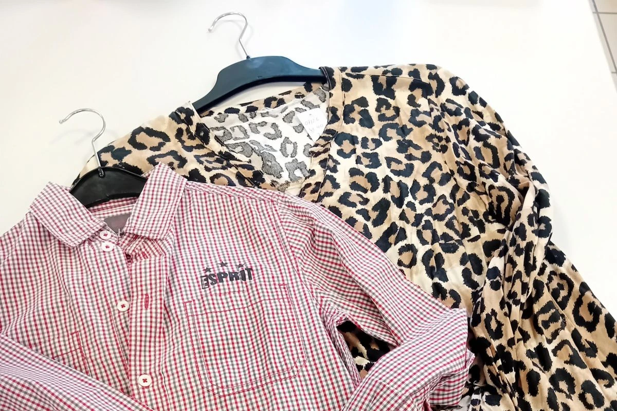 Kariertes Hemd und Bluse mit Leopardendruck (Foto: Klawotte Unterschleißheim)