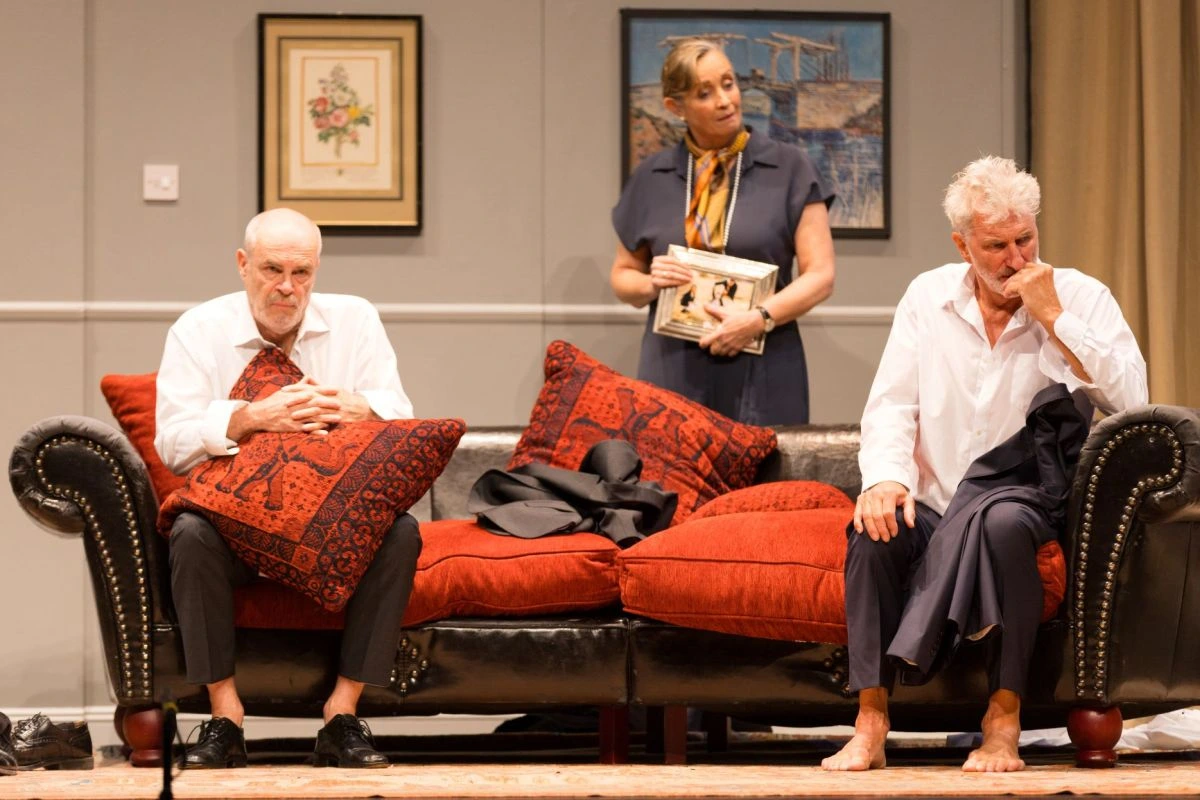 Nicolas (Peter Kremer) und sein Chef Alain (Rufus Beck) im Theaterstück "Zwei Männer ganz nack". (Foto: Christian Schwier)