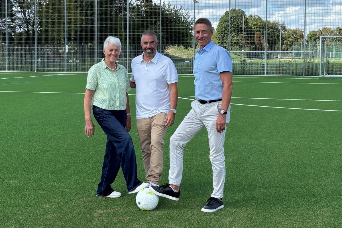 Alternativtext: Drei Personen stehen mit einem Fußball auf dem Kunstrasenplatz im Sportpark Lohhof. (Foto: Stadt Unterschleißheim)