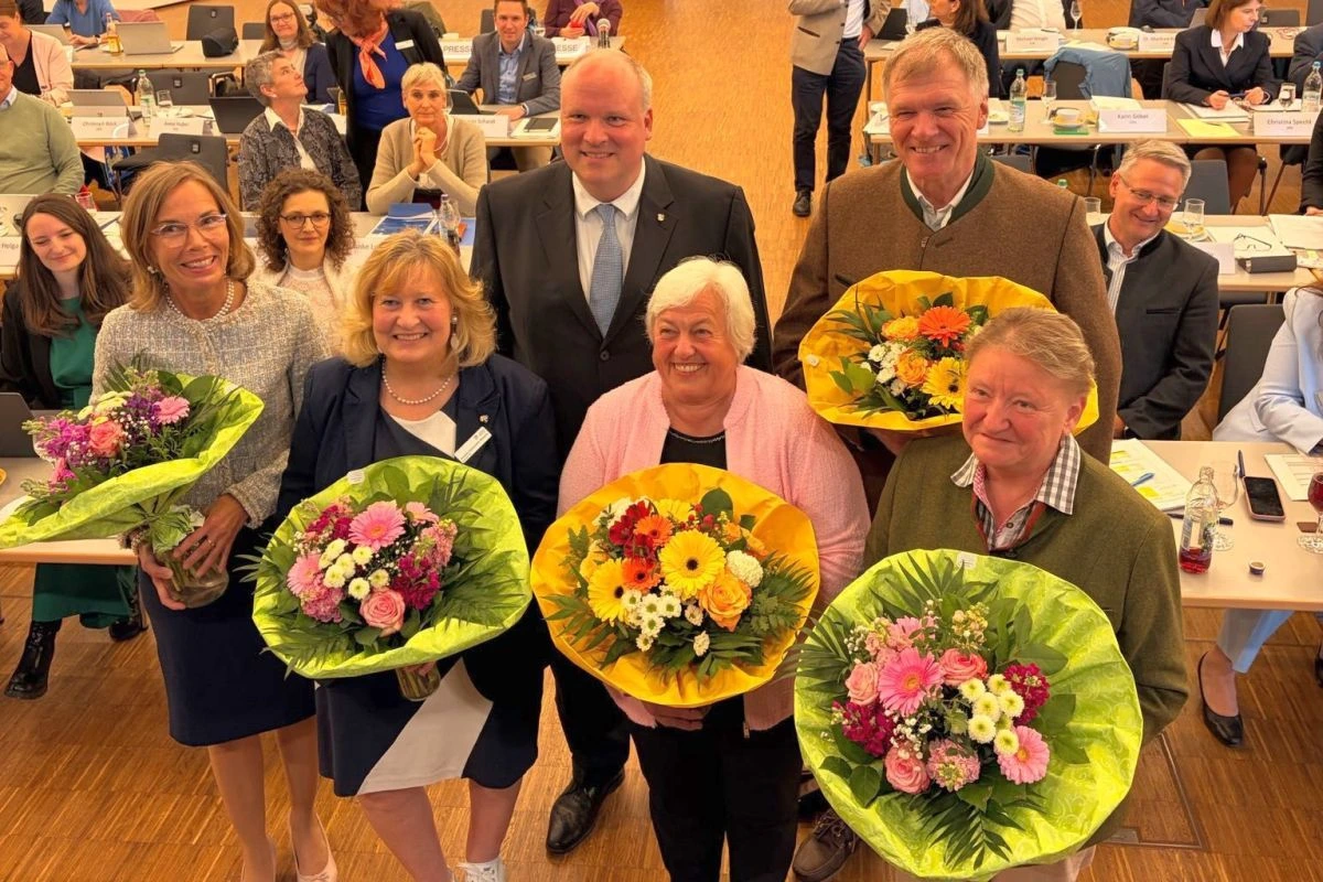 Fünf Kreisrätinnen und Kreisräte wurden als Stellvertretung für Landrat Christoph Göbel (dritter von links) gewählt: Nicola Gerhardt, Annette Ganssmüller-Maluche, Barbara Bogner, Stefan Schelle und Susanna Tausendfreund. (Foto: Landratsamt München)