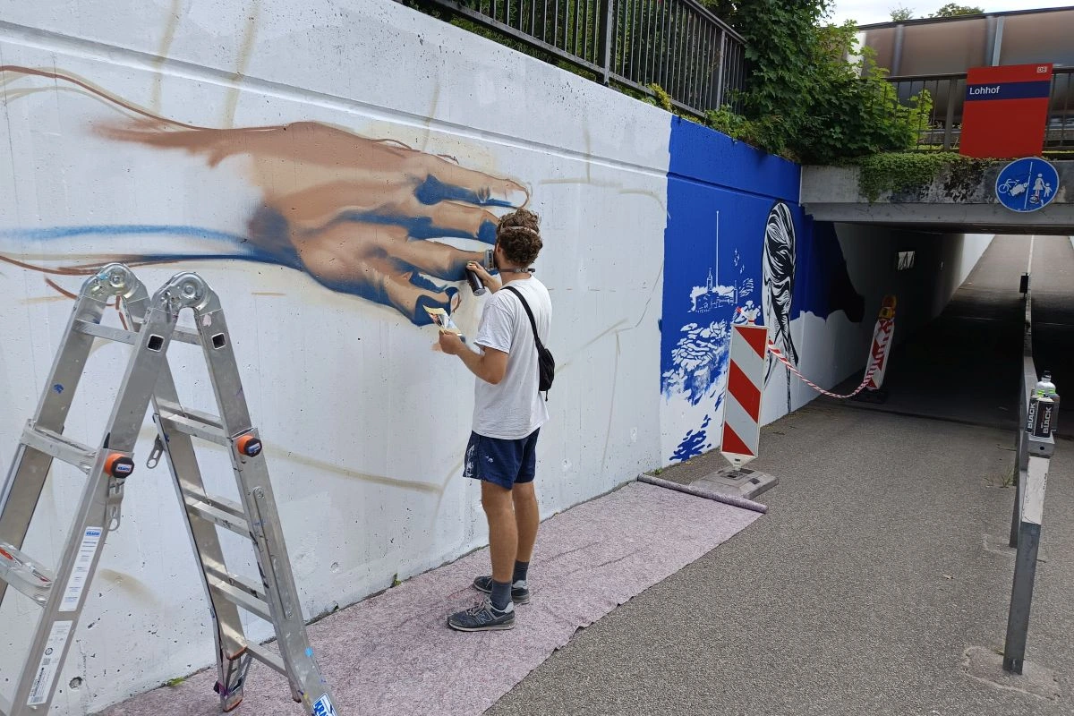 Graffiti-Künstler arbeitet in der S-Bahn-Unterführung Lohhof (Foto: Peter Marwan)