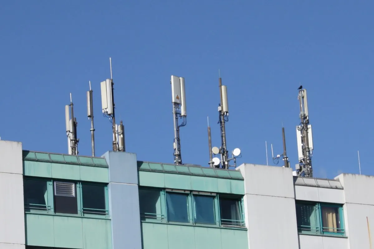 Mobilfunkmasten auf einem Gebäude in der Siemensstraße in Unterschleißheim (Bild; Peter Marwan)