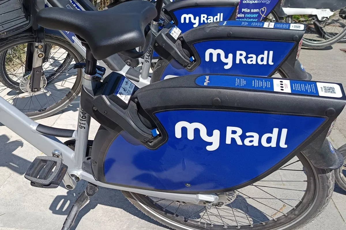 MyRadl-Fahrräder an der S-Bahn-Station Lohhof (Foto: Peter Marwan))