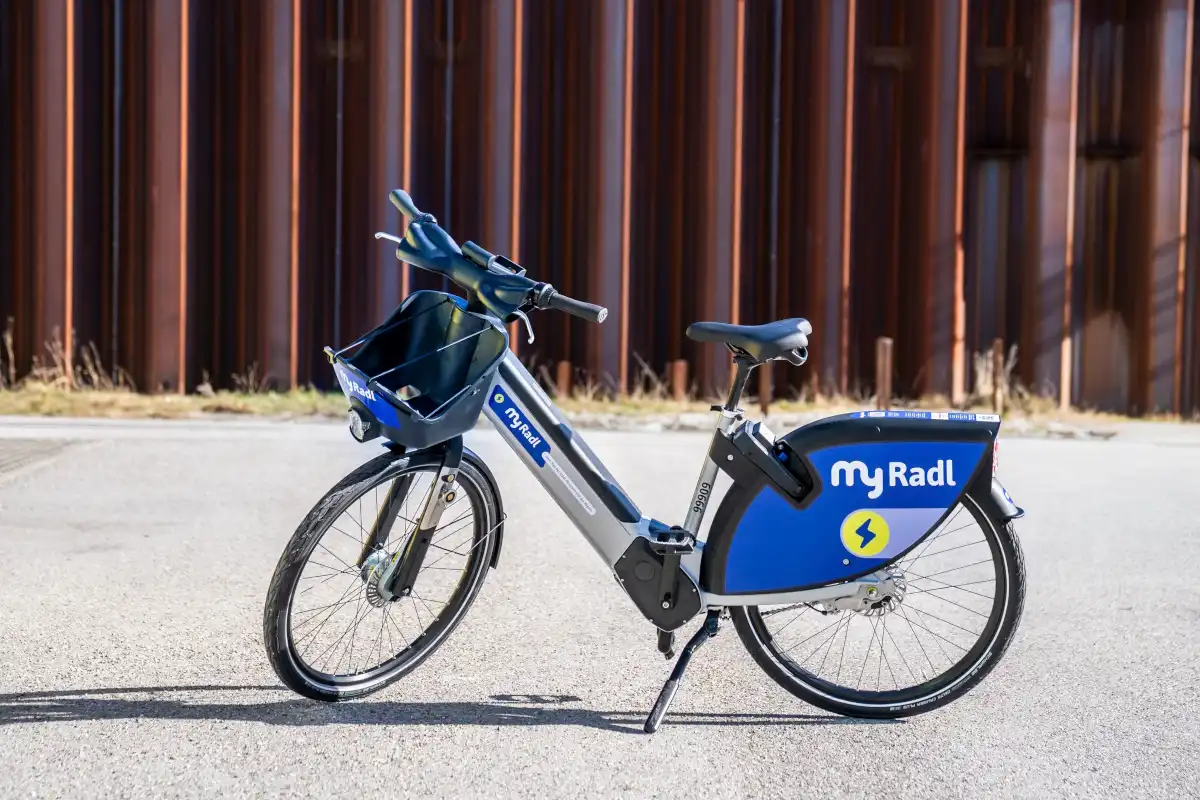 Leihfahrrad von MyRadl vor Metallwand (Foto: LHM/MOR / DobnerAngermann)