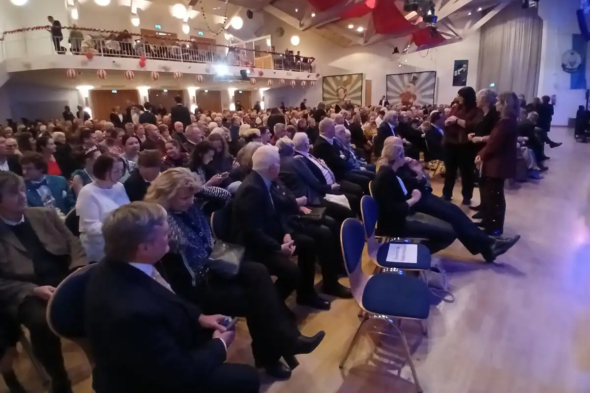 Großer Andrang. Jetzt müssen nur noch die Ehrengäste Platz nehmen. (Foto: Helmut Göbel)