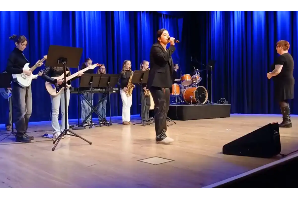 Die gemeinsame Band vom Carl-Orff-Gymnasium und Musikschule Unterschleißheim (Foto: Helmut Göbel)