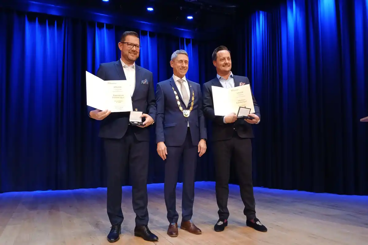 Ehrung der Brüder Sebastian und Thomas Schweissgut durch den Bürgermeister (Foto: Helmut Göbel)