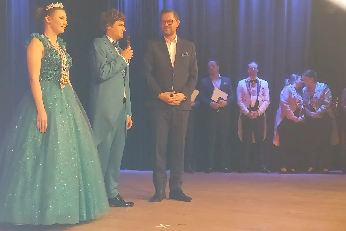 Das Prinzenpaar Natalie I. und Moritz I. stellt sich vor. Und ja, die Prinzessin kam auch zu Wort. (Foto: Helmut Göbel)