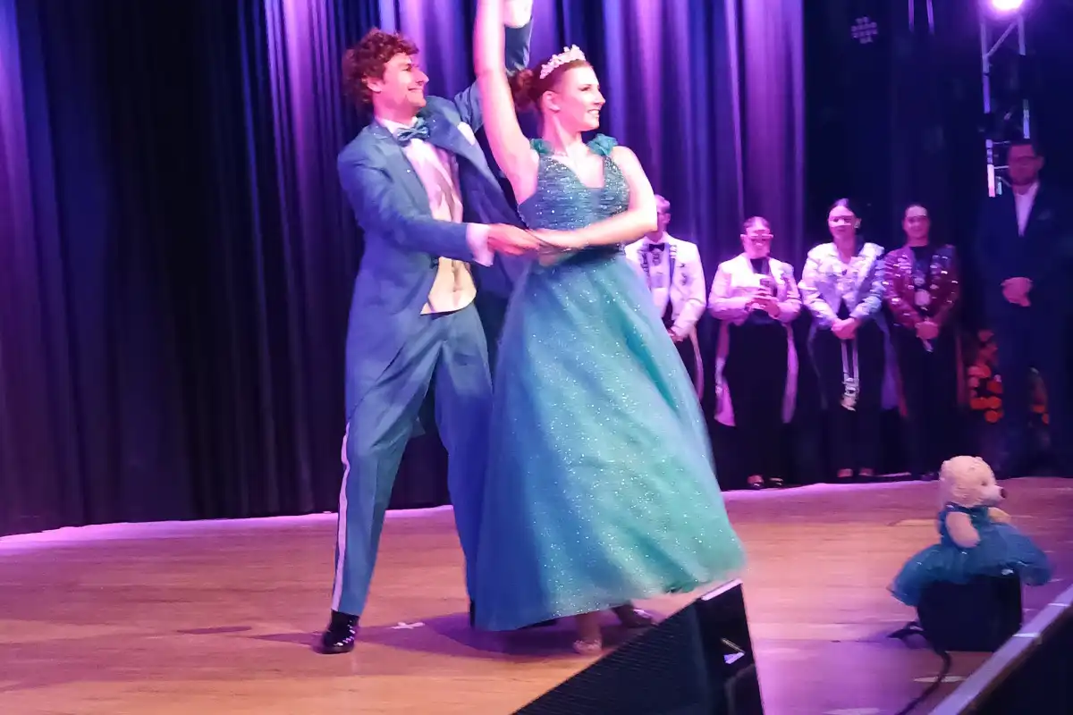 Eine schwungvolle Tanzeinlage des Prinzenpaares begeisterte die Gäste. (Foto: Helmut Göbel)