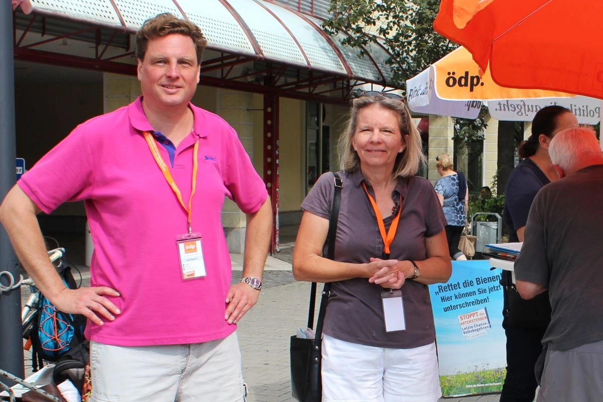 Jörg Rappold und Jolanta Wrobel am Infostand auf dem Rathausplatz Unterschleißheim (Bild: ÖDP Ortsverband Schleißheim)