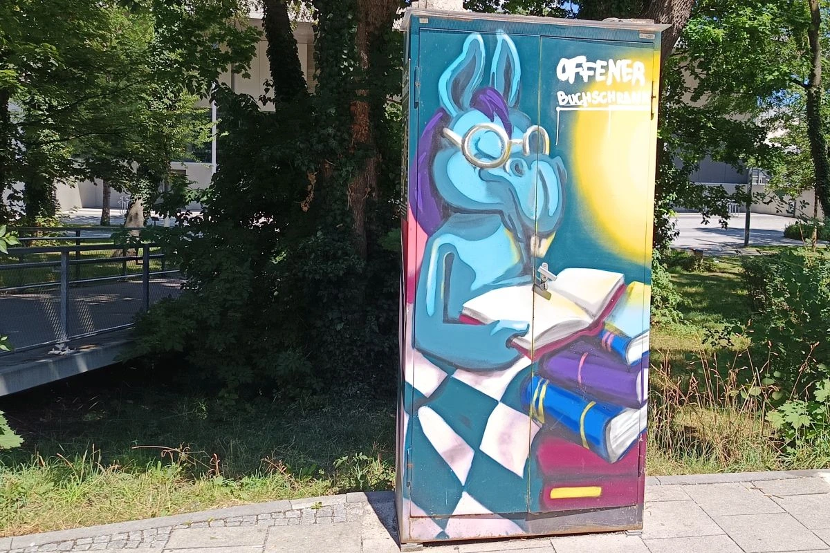 Der offene Bücherschrank an der S-Bahn-Station Lohhof (Foto: Peter Marwan)