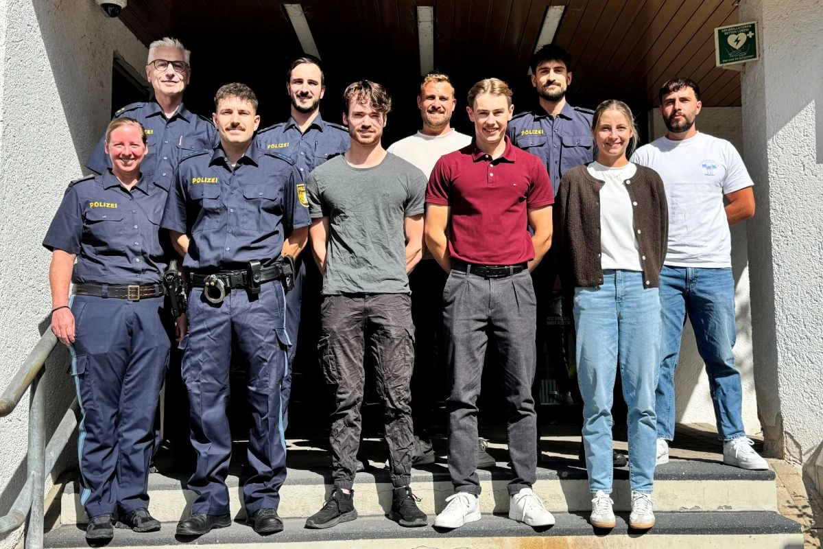 Uwe Dörnhöfer (links hinten) mit den neuen Polizeibeamten und Mitgliedern der Führungsmannschaft der Polizeiinspektion (Bild: Polizeiinspektion 48 Oberschleißheim)